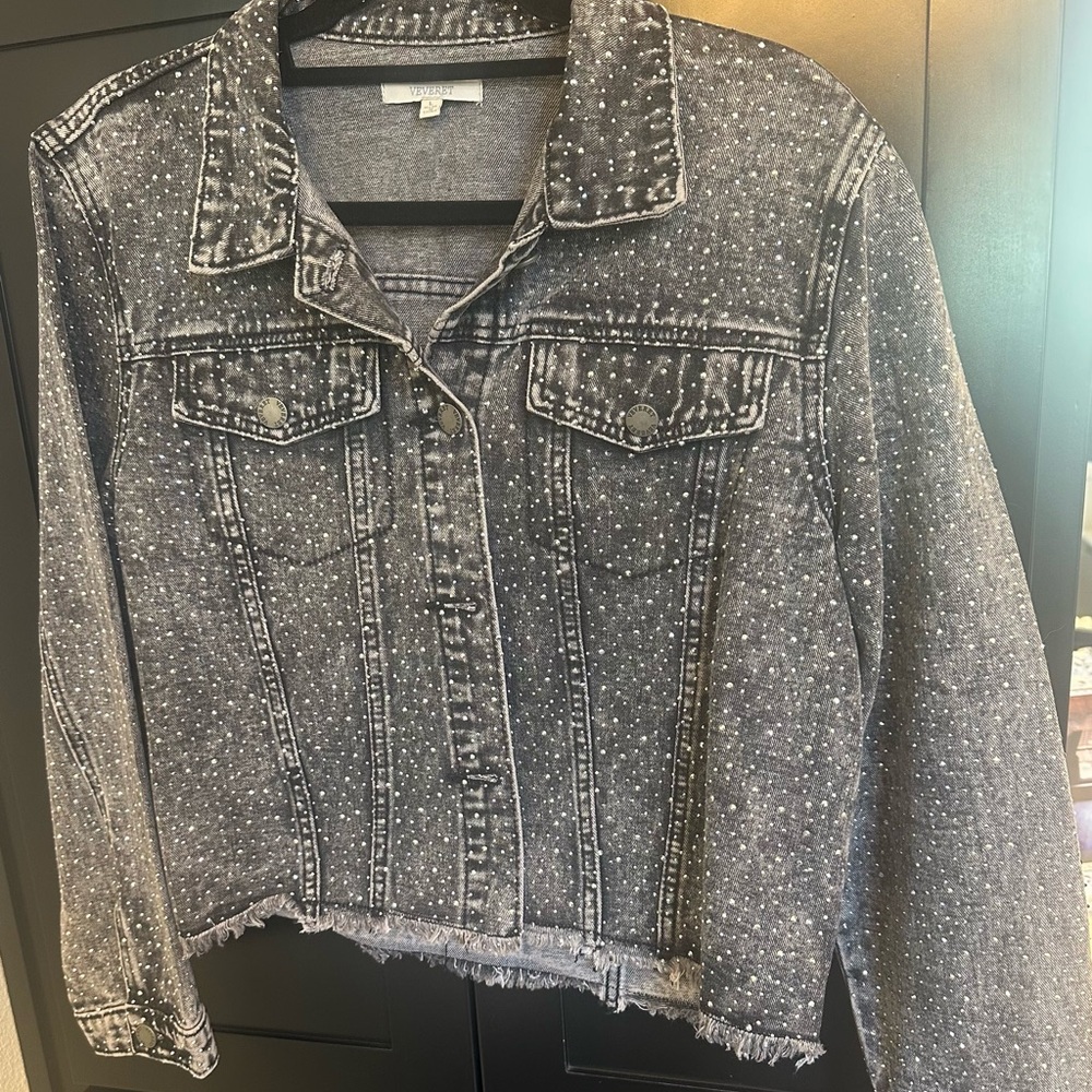 Veveret Black Denim Jacket with rhinestone detail !! Like New